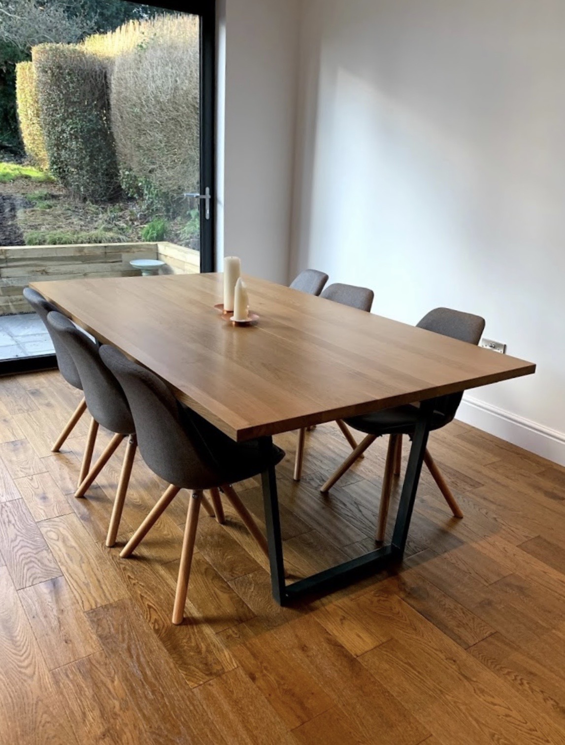 Rectangular Dining Table with 6 Chairs and Black Legs