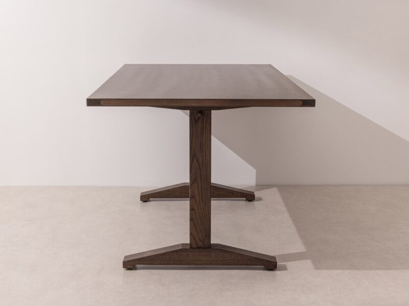 Dark solid oak Dining Table 02, end view of the pedestal base
