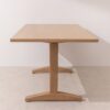 Light solid oak Dining Table 02, end view of the pedestal base
