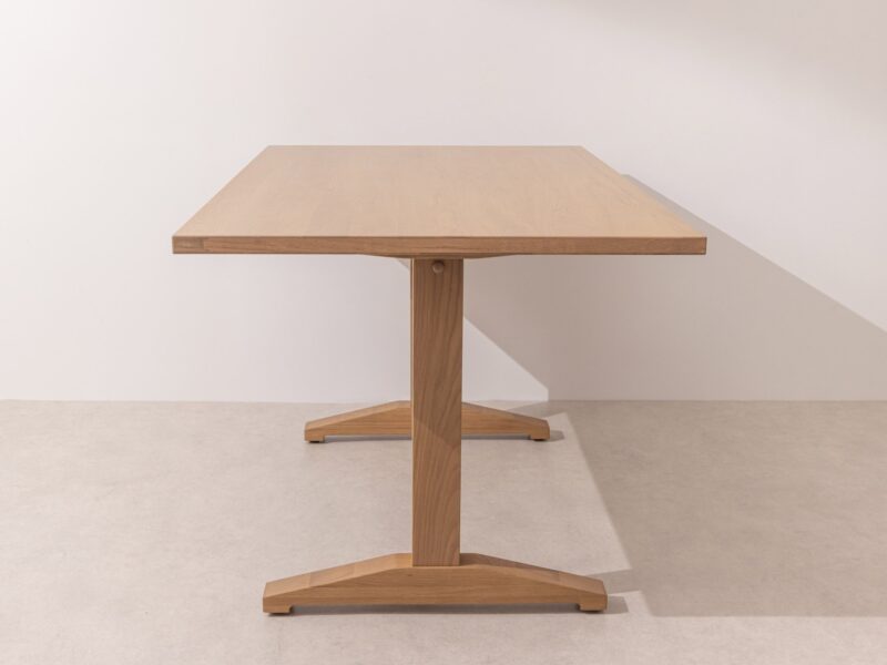 Light solid oak Dining Table 02, end view of the pedestal base